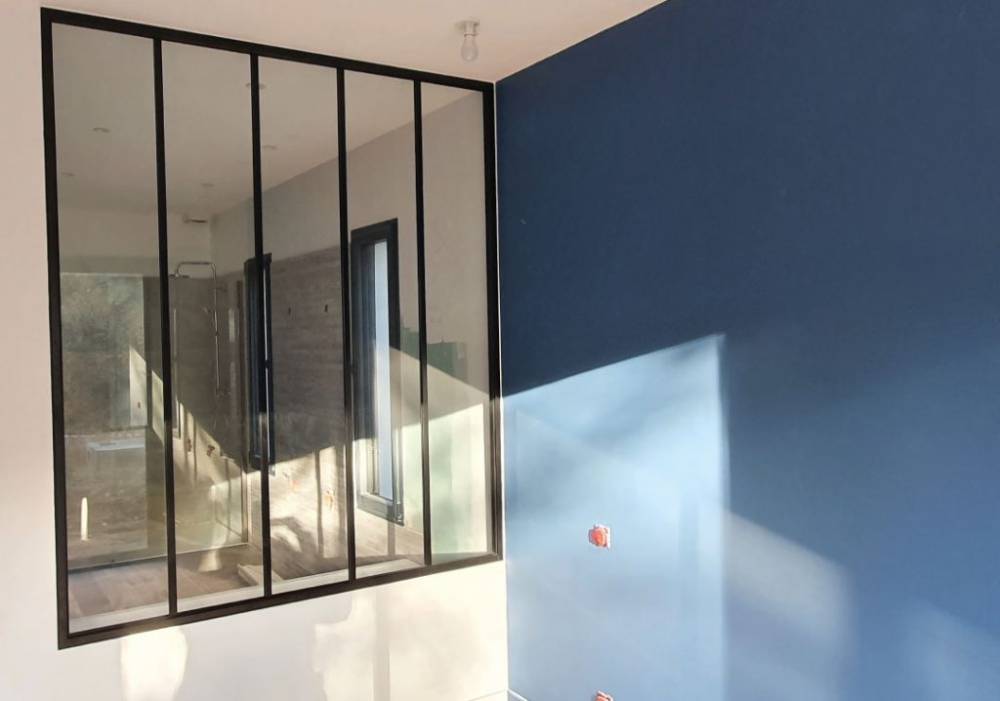 verrière et mur bleu